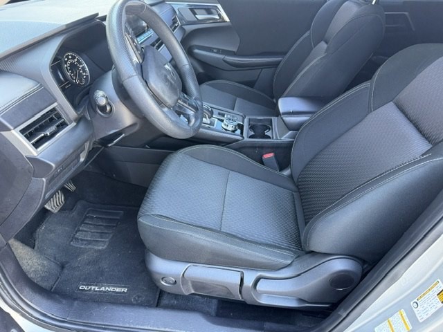 2022 Mitsubishi Outlander Image 6