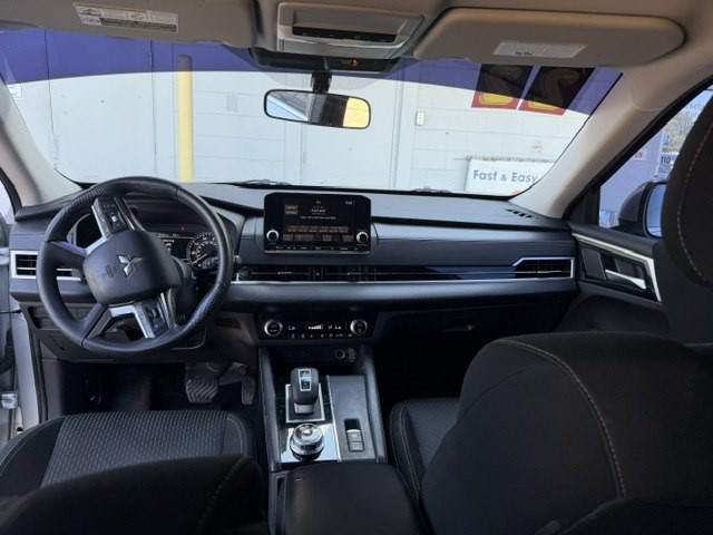 2022 Mitsubishi Outlander Image 12
