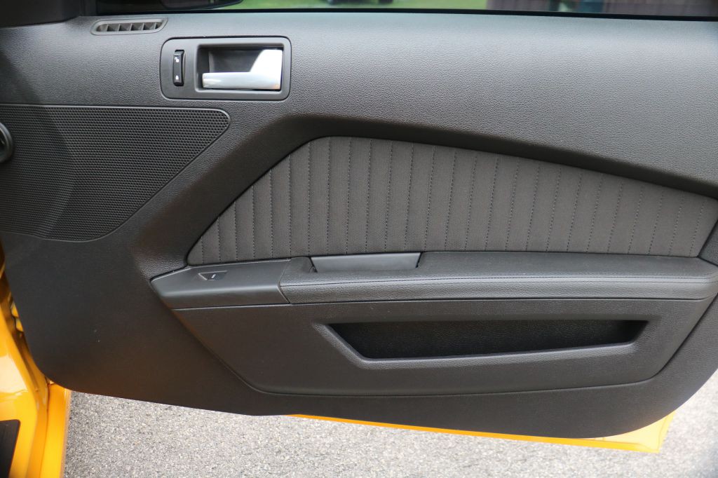 2013 Ford Mustang Image 21