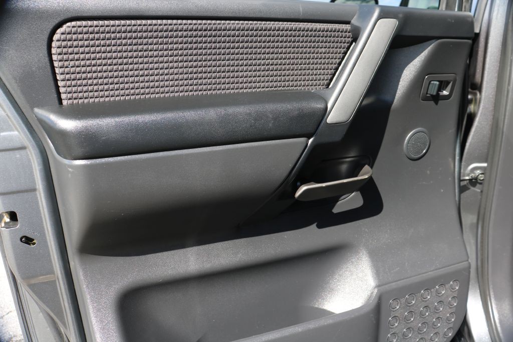 2013 Nissan Titan Image 22