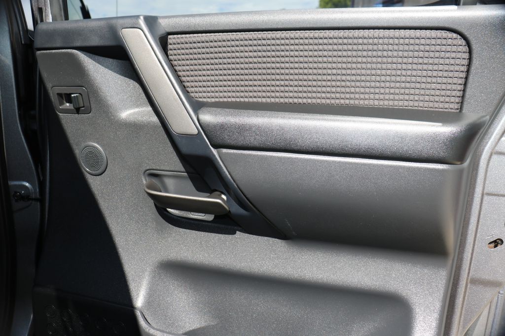 2013 Nissan Titan Image 23
