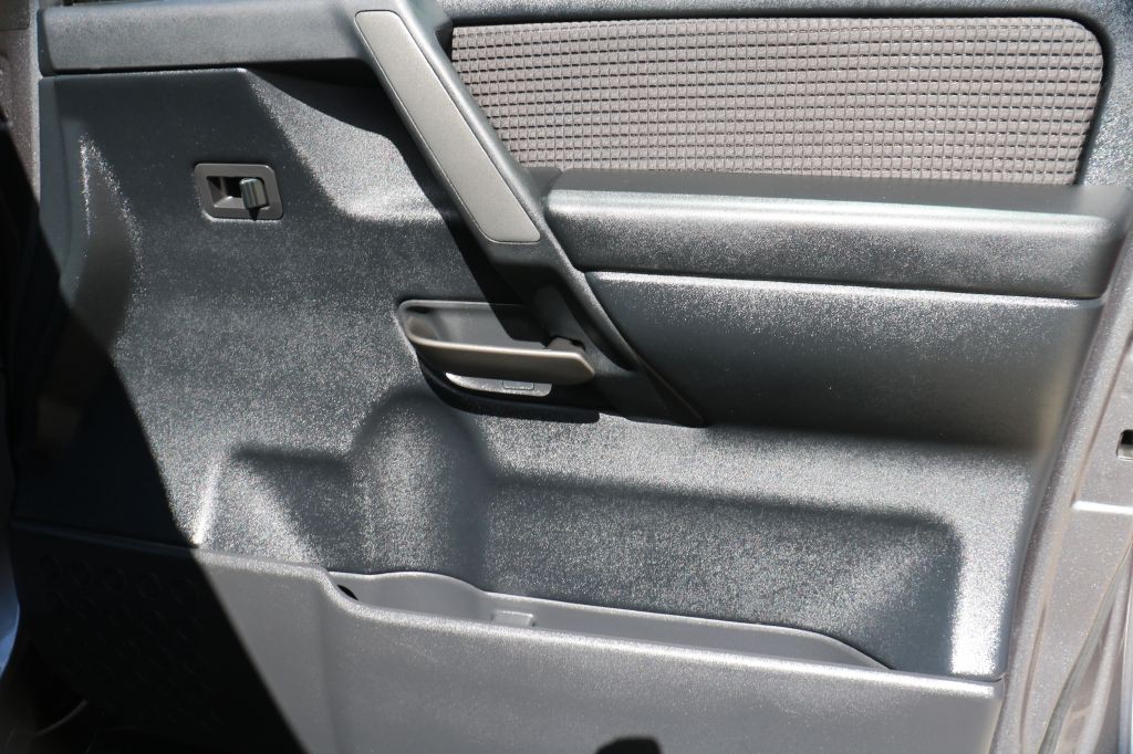 2013 Nissan Titan Image 24