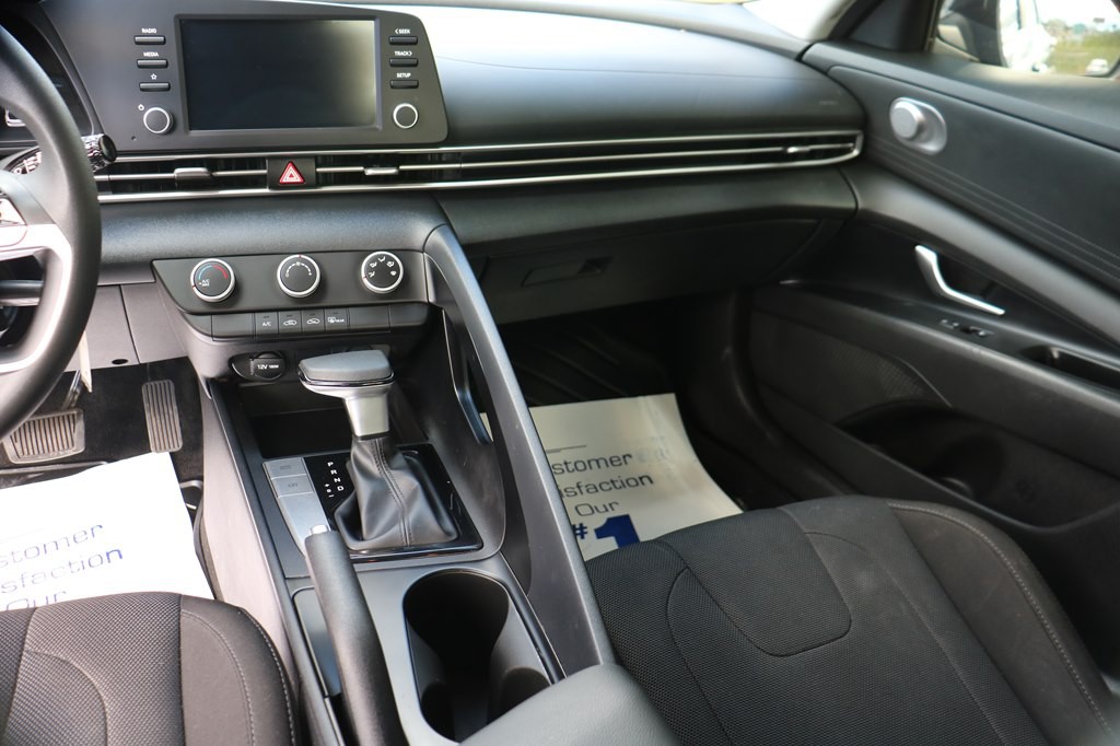 2022 Hyundai Elantra Image 11