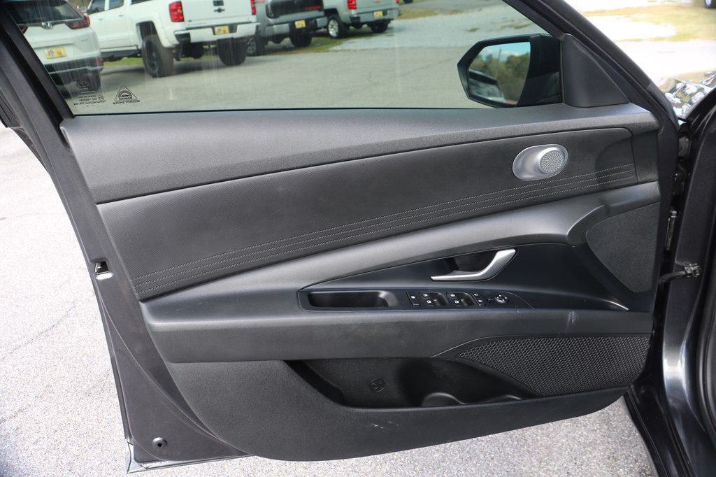 2022 Hyundai Elantra Image 16