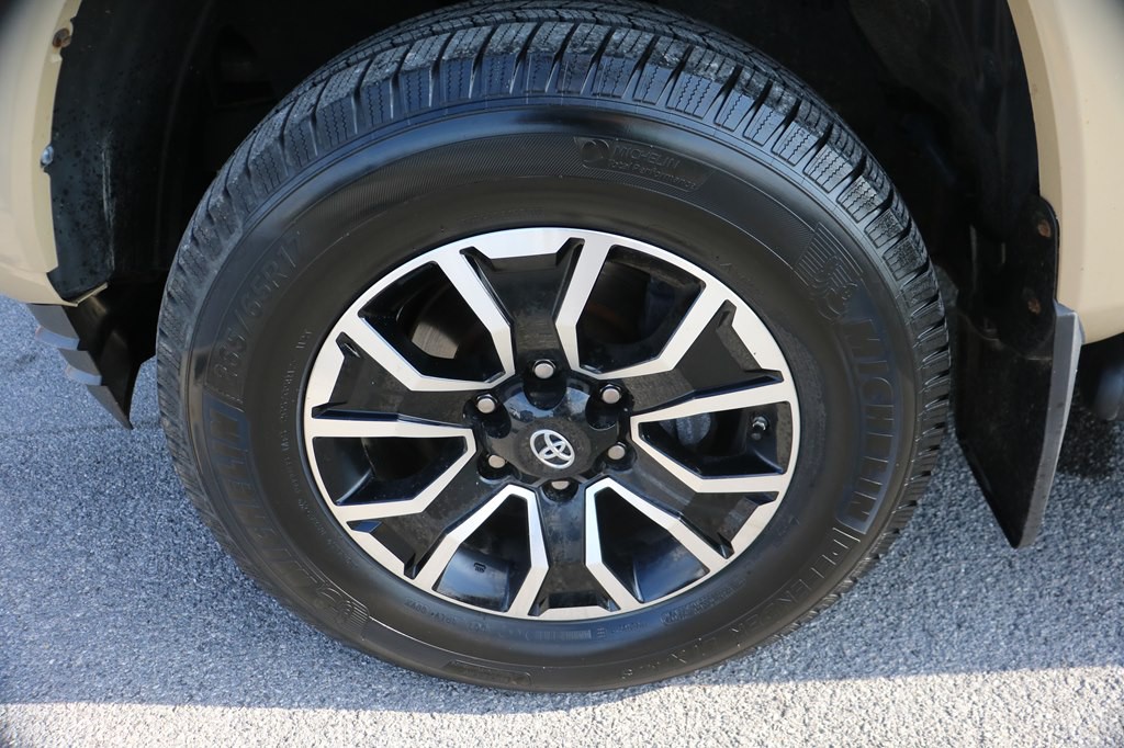 2020 Toyota Tacoma Image 9