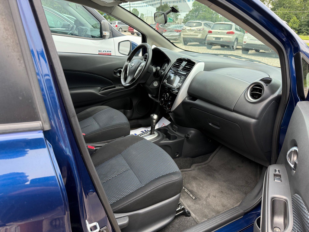 2017 Nissan Versa Image 6