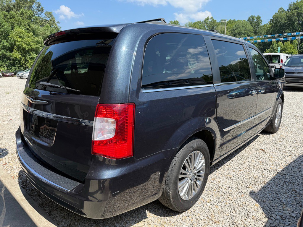2013 Chrysler Town & Country Image 3