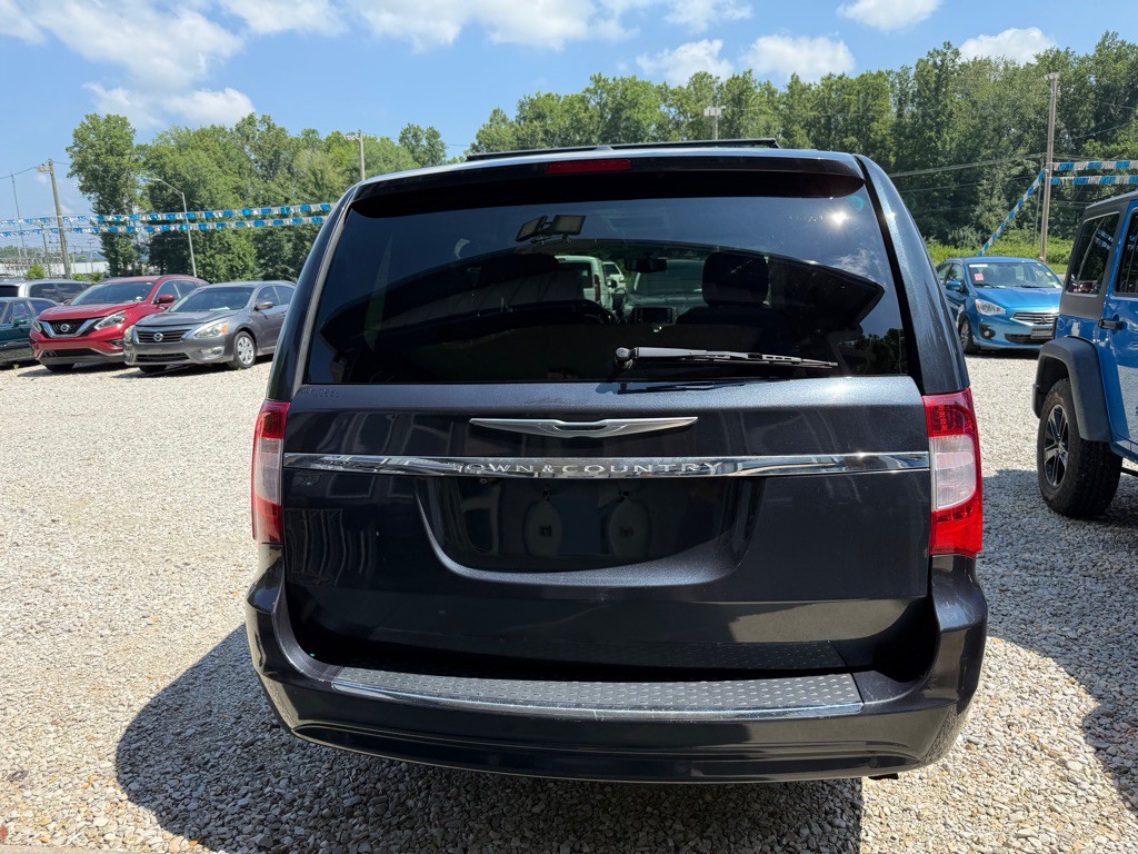 2013 Chrysler Town & Country Image 4