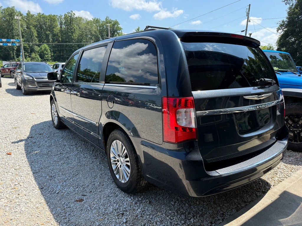 2013 Chrysler Town & Country Image 5