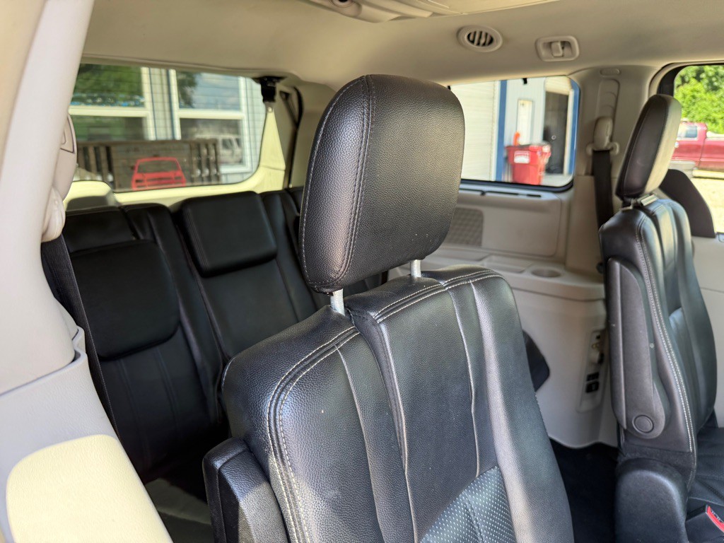 2013 Chrysler Town & Country Image 8