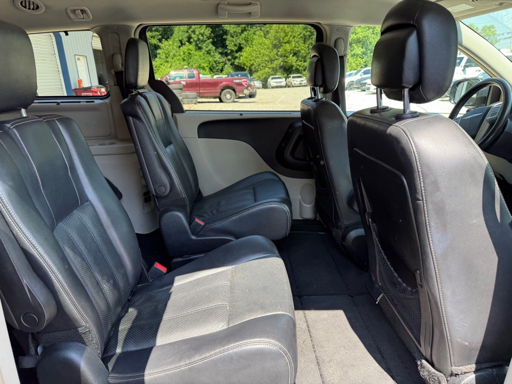 2013 Chrysler Town & Country Image 9