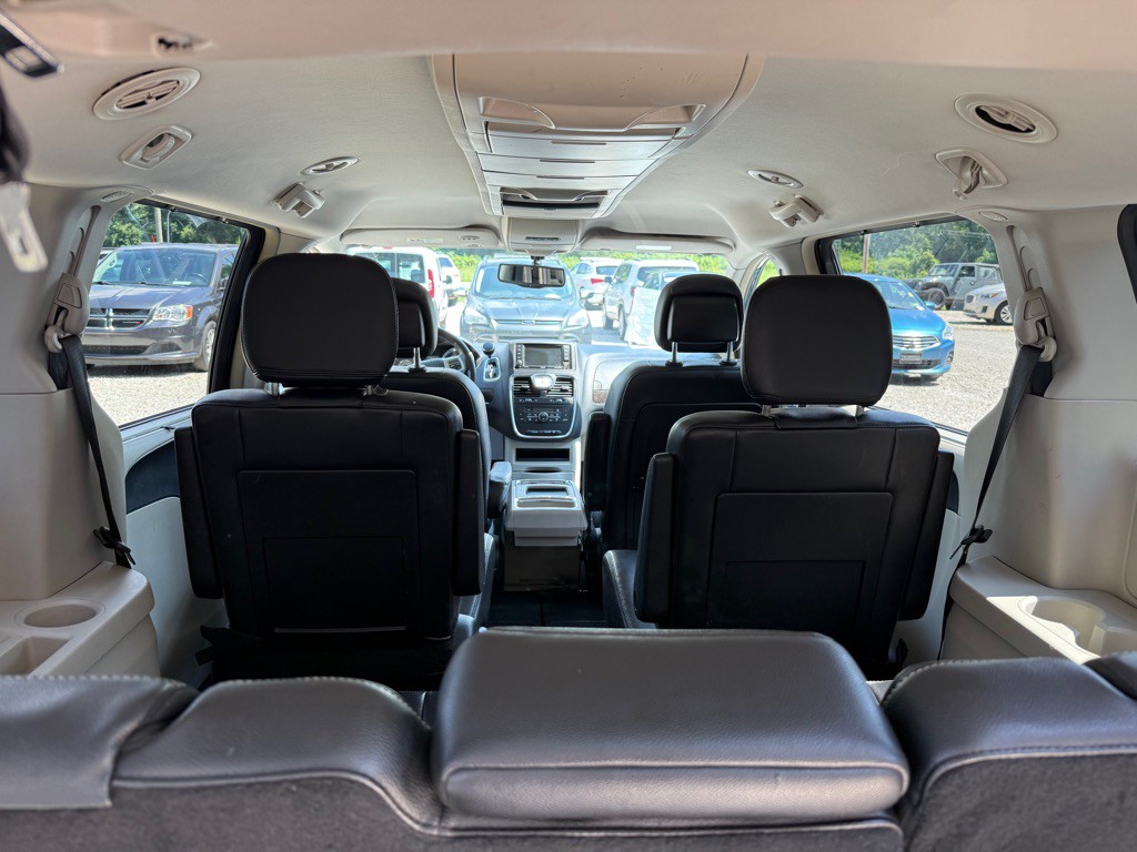 2013 Chrysler Town & Country Image 10
