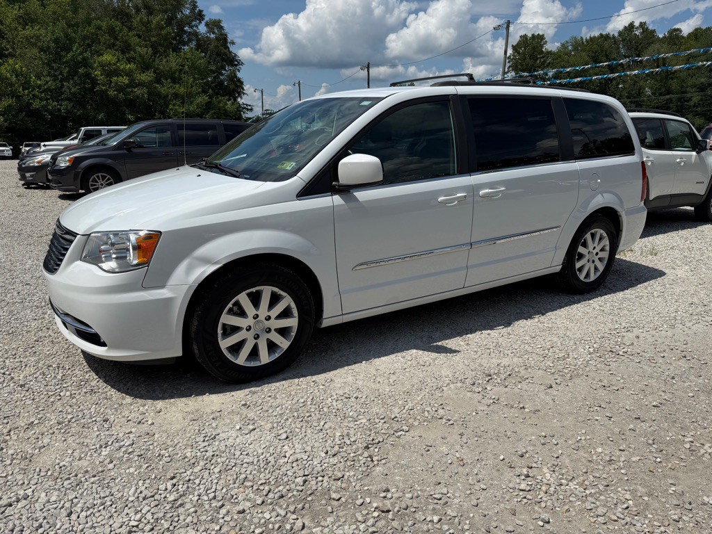 2016 Chrysler Town & Country Image 1