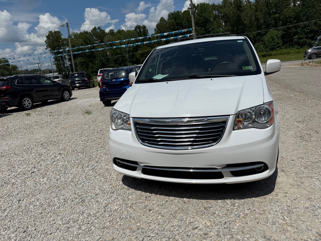 2016 Chrysler Town & Country Image 2