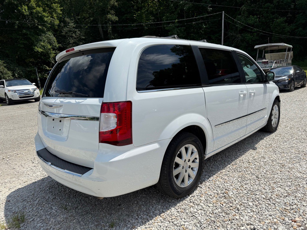 2016 Chrysler Town & Country Image 4