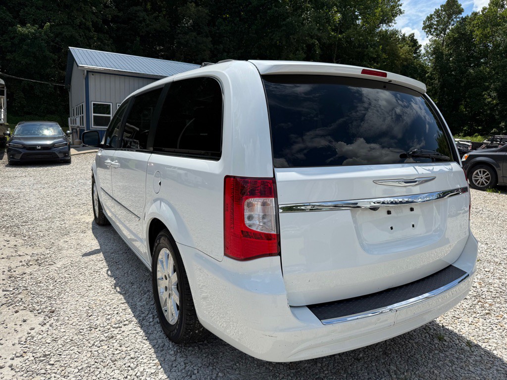 2016 Chrysler Town & Country Image 5