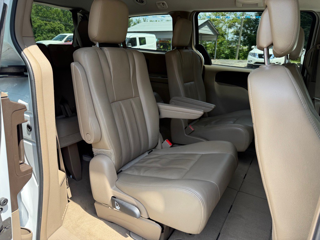2016 Chrysler Town & Country Image 7