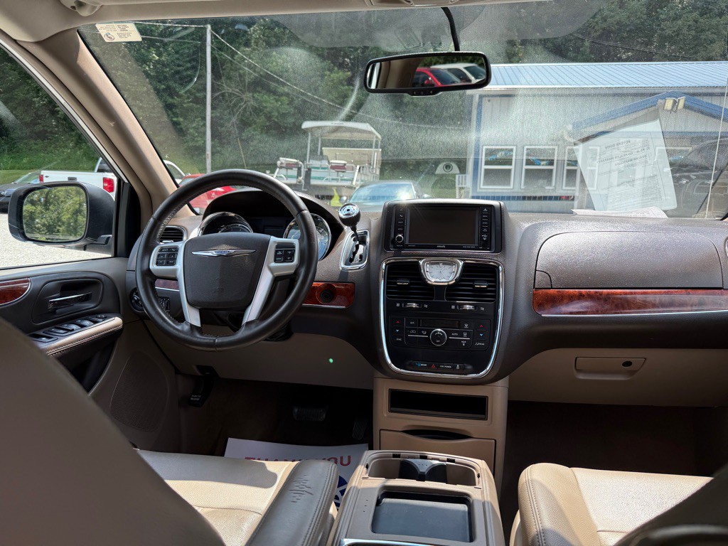 2016 Chrysler Town & Country Image 9