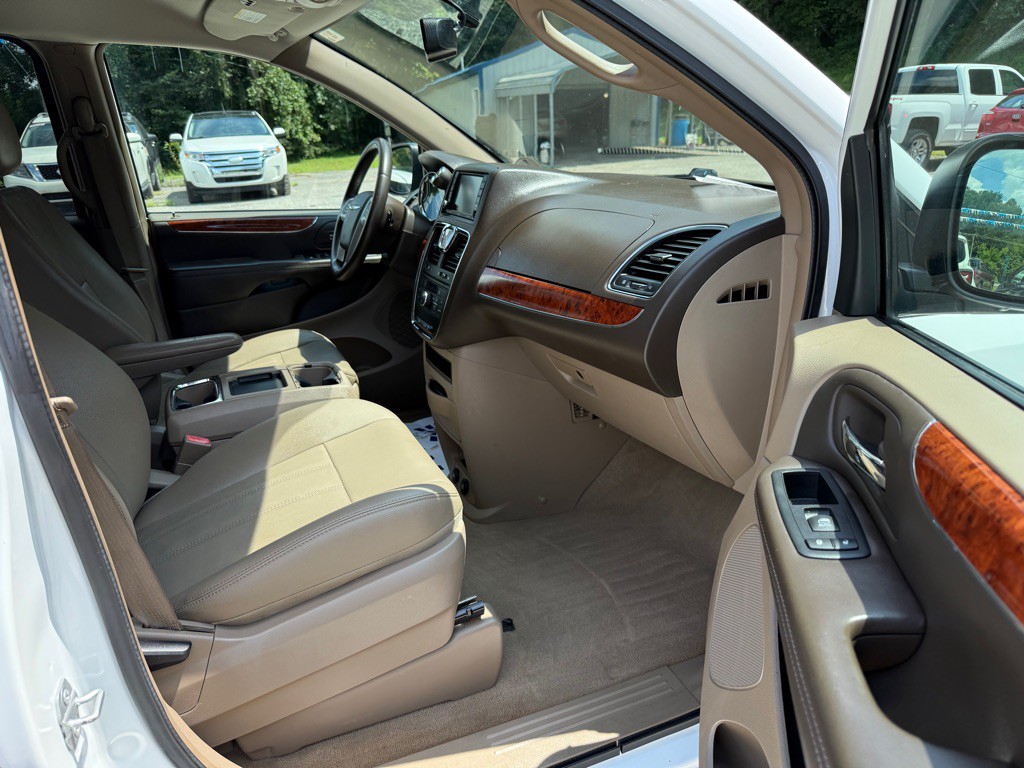 2016 Chrysler Town & Country Image 10