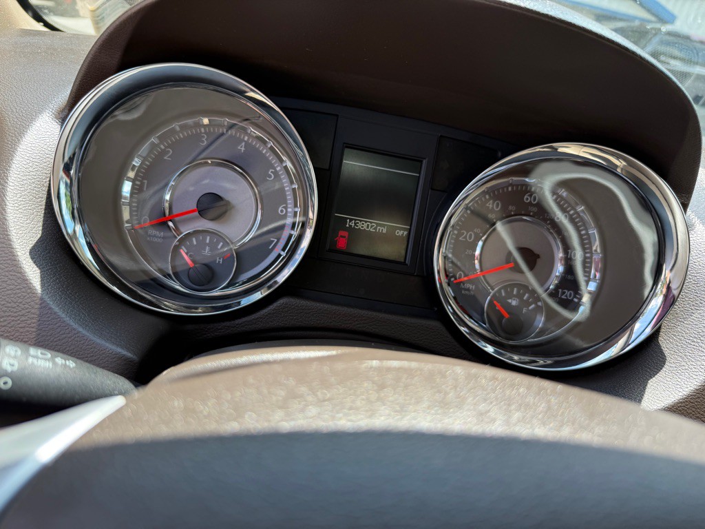 2016 Chrysler Town & Country Image 12