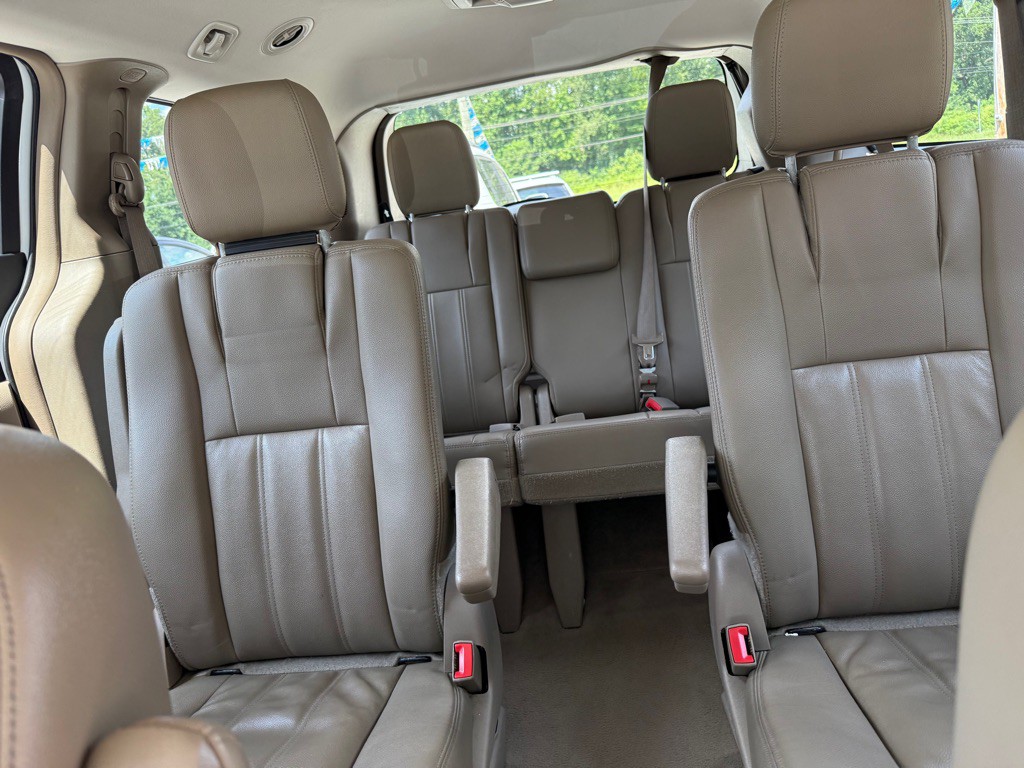 2016 Chrysler Town & Country Image 13