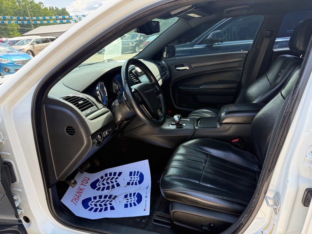 2014 Chrysler 300 Image 8