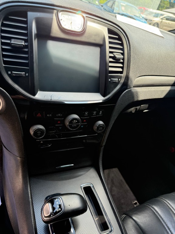 2014 Chrysler 300 Image 9