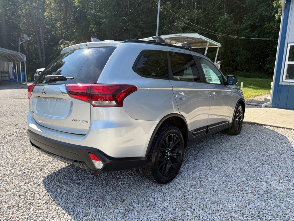 2018 Mitsubishi Outlander Image 3