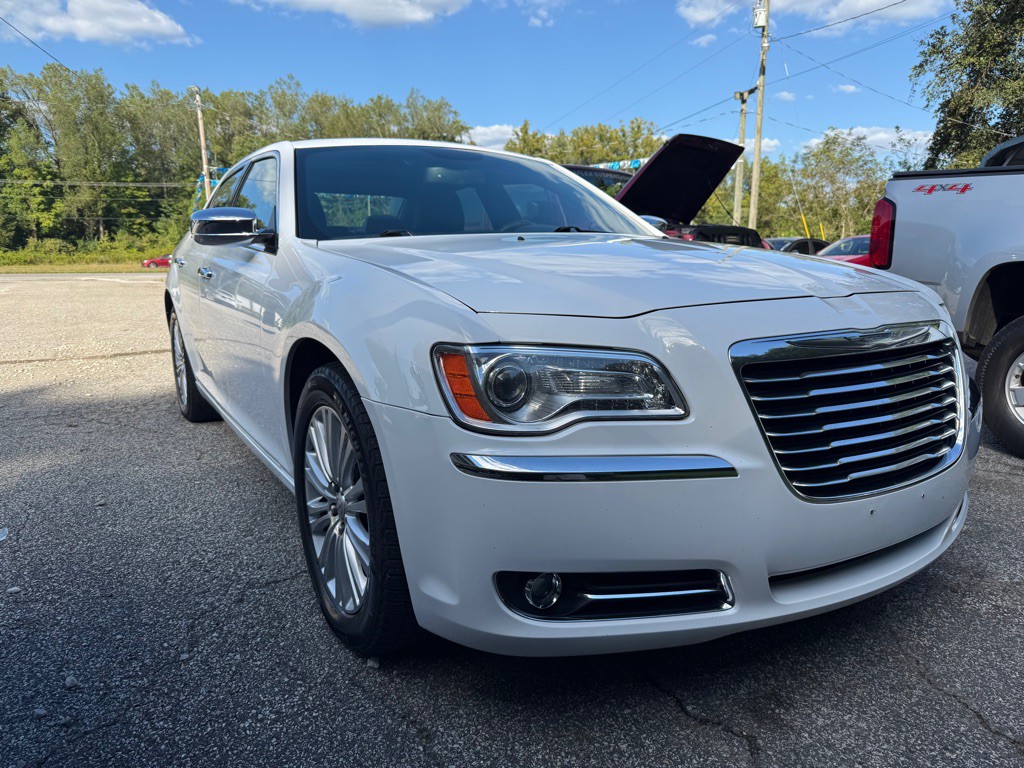 2014 Chrysler 300 Image 2