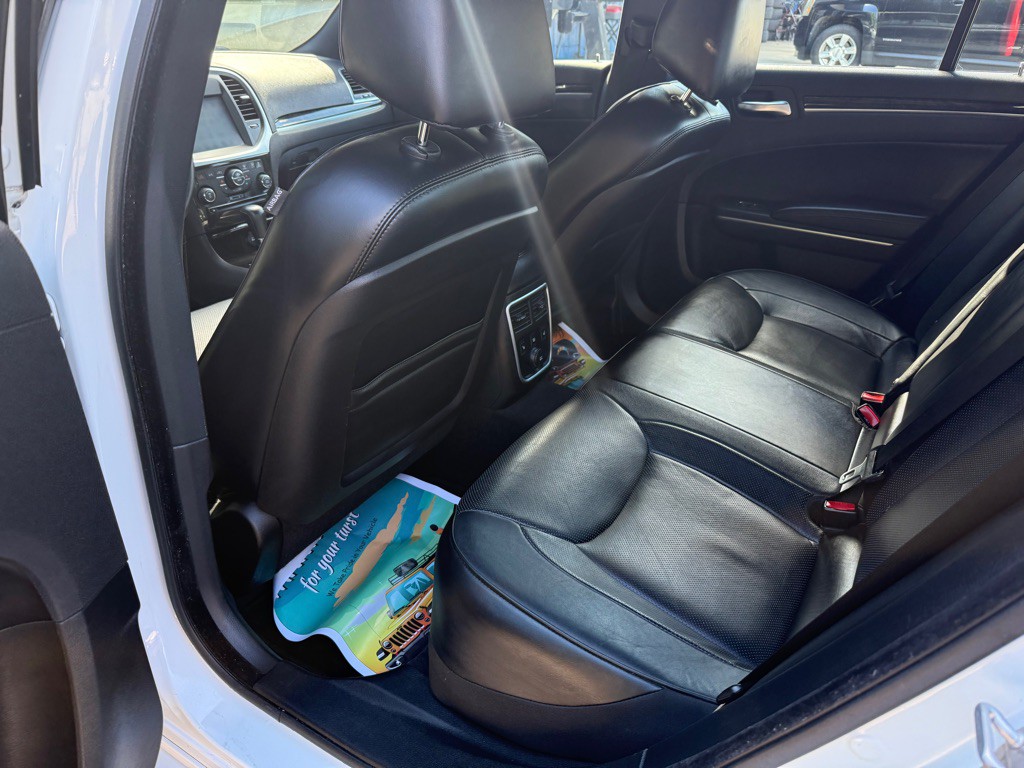 2014 Chrysler 300 Image 5
