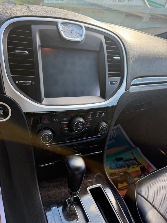 2014 Chrysler 300 Image 9