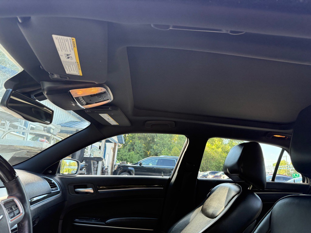2014 Chrysler 300 Image 10