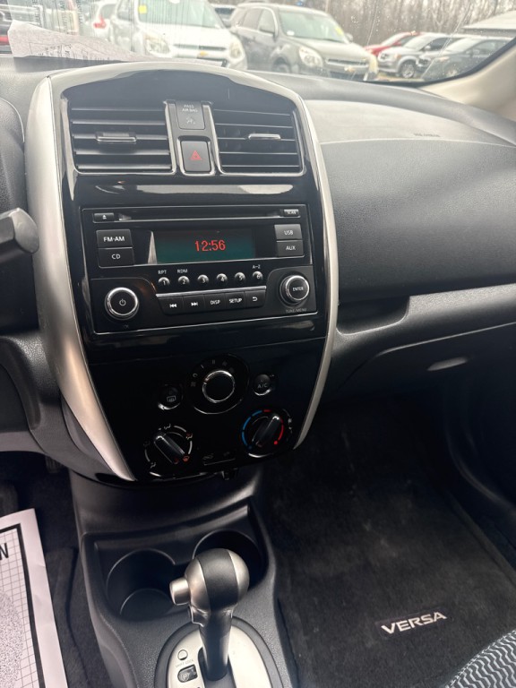 2015 Nissan Versa Image 9