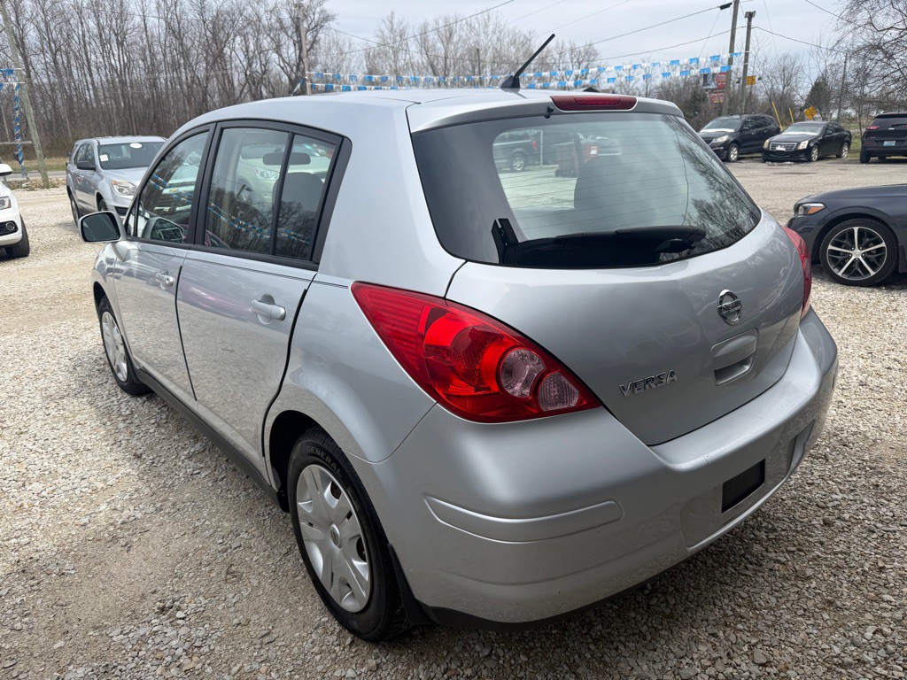 2011 Nissan Versa Image 4