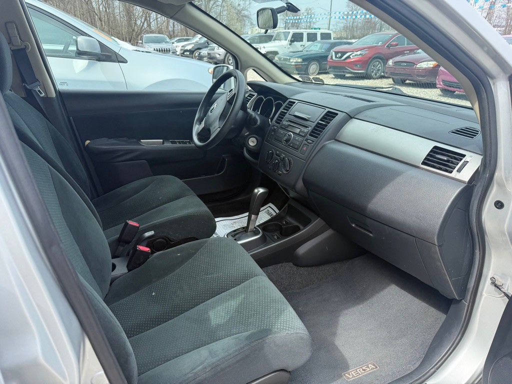 2011 Nissan Versa Image 6