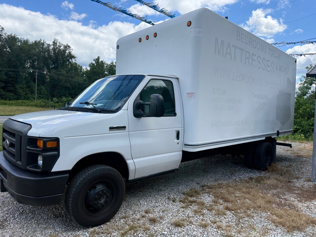 2017 Ford Econoline Image 1