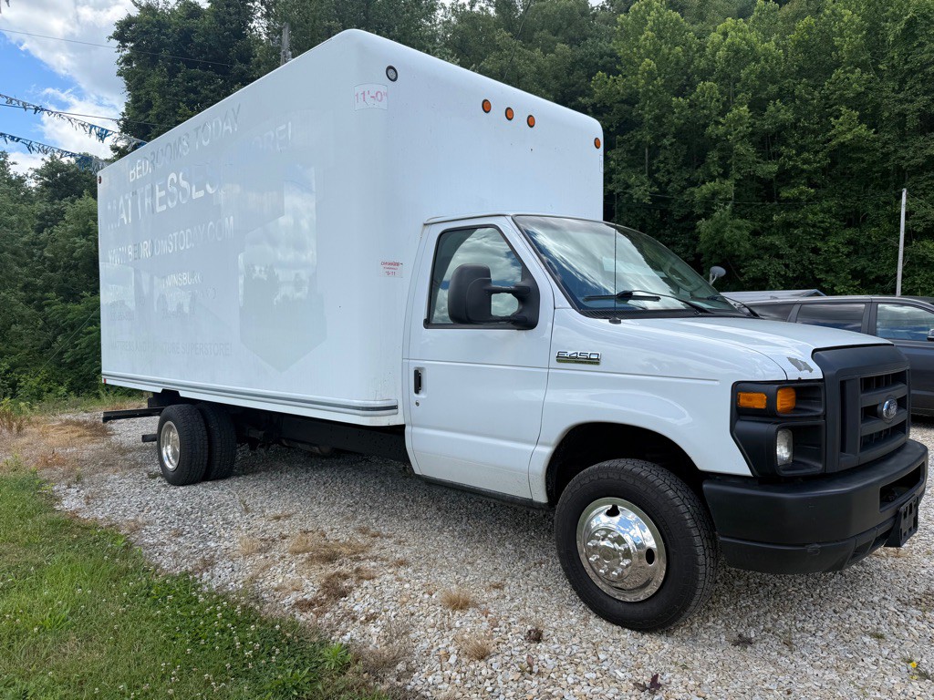 2017 Ford Econoline Image 2