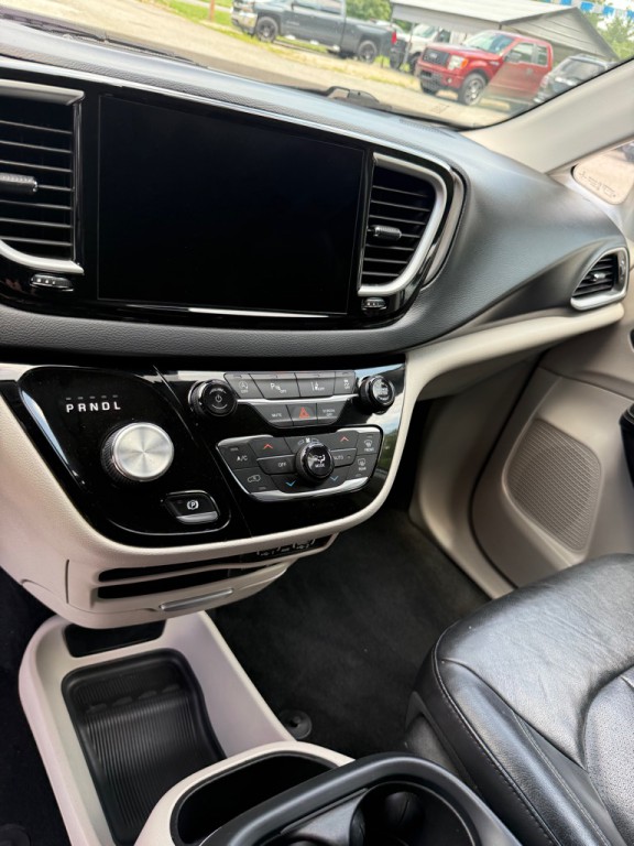 2022 Chrysler Pacifica Image 11