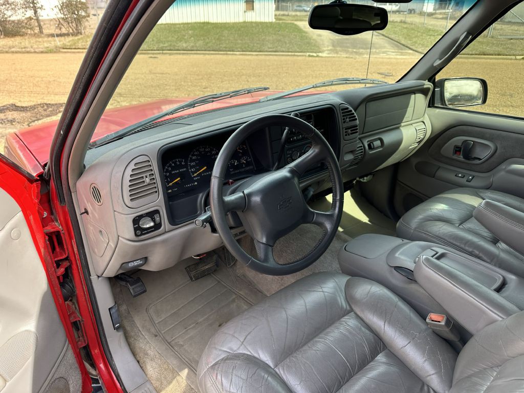 1998 Chevrolet Suburban Image 21
