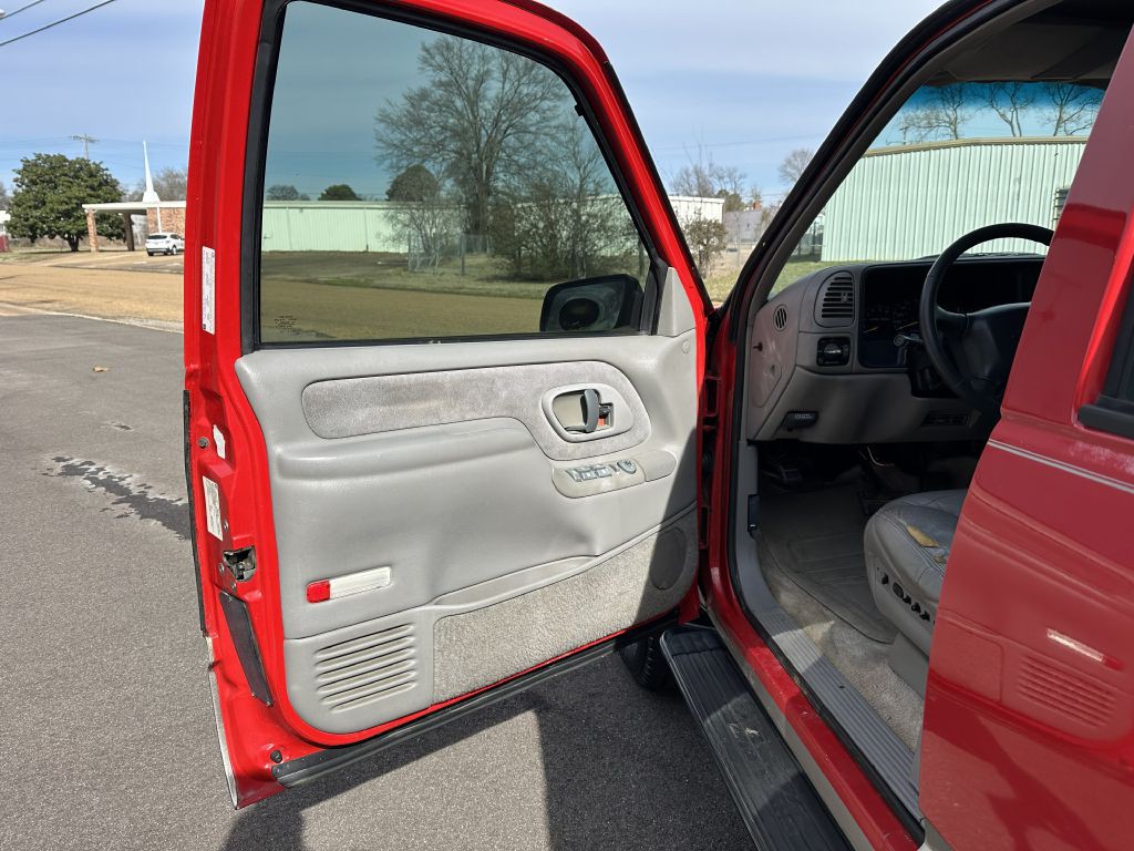 1998 Chevrolet Suburban Image 23