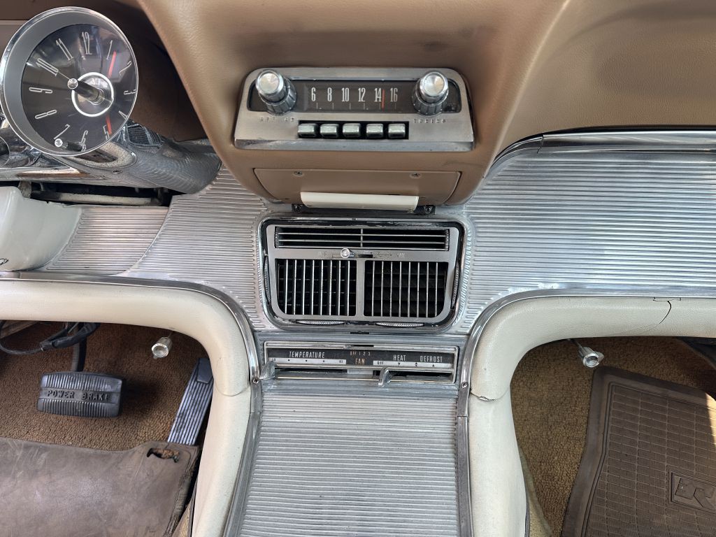 1961 Ford Thunderbird Image 36