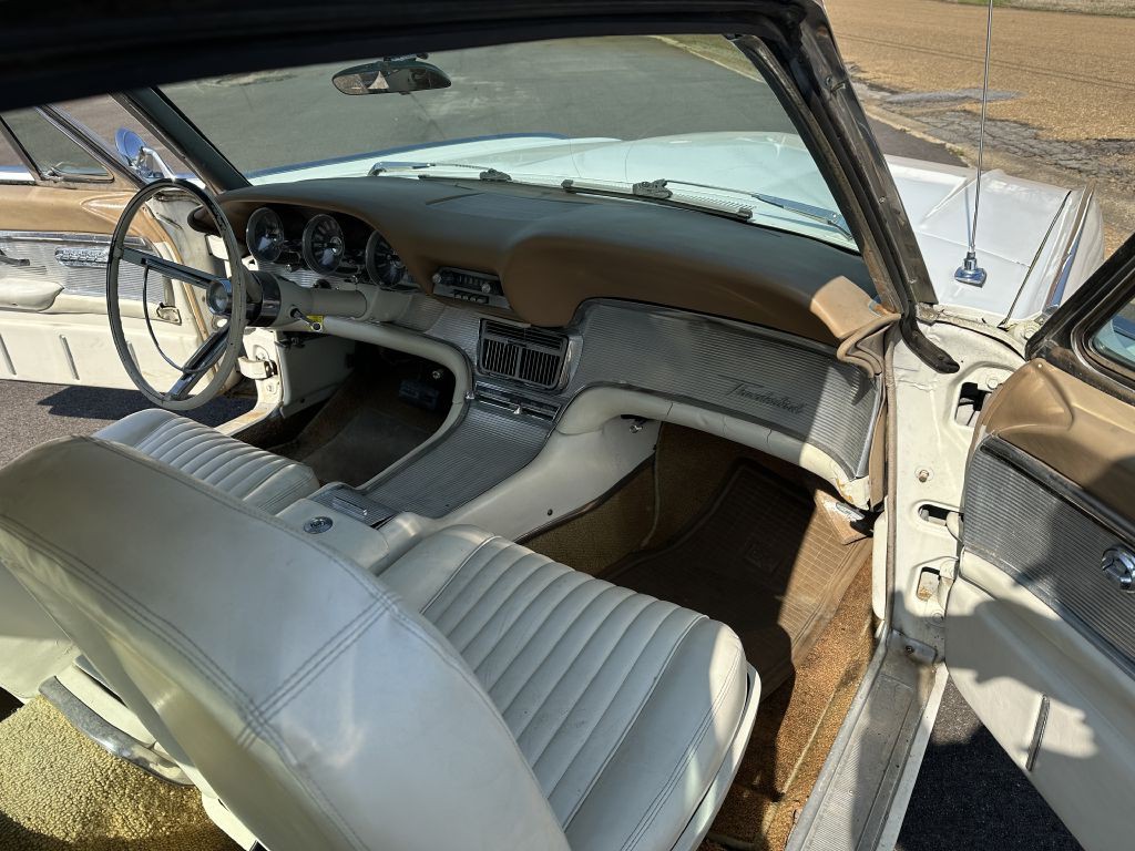 1961 Ford Thunderbird Image 40