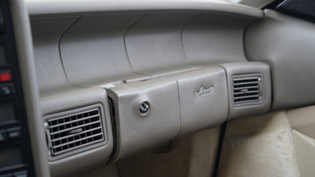 1993 Cadillac Allante Image 30