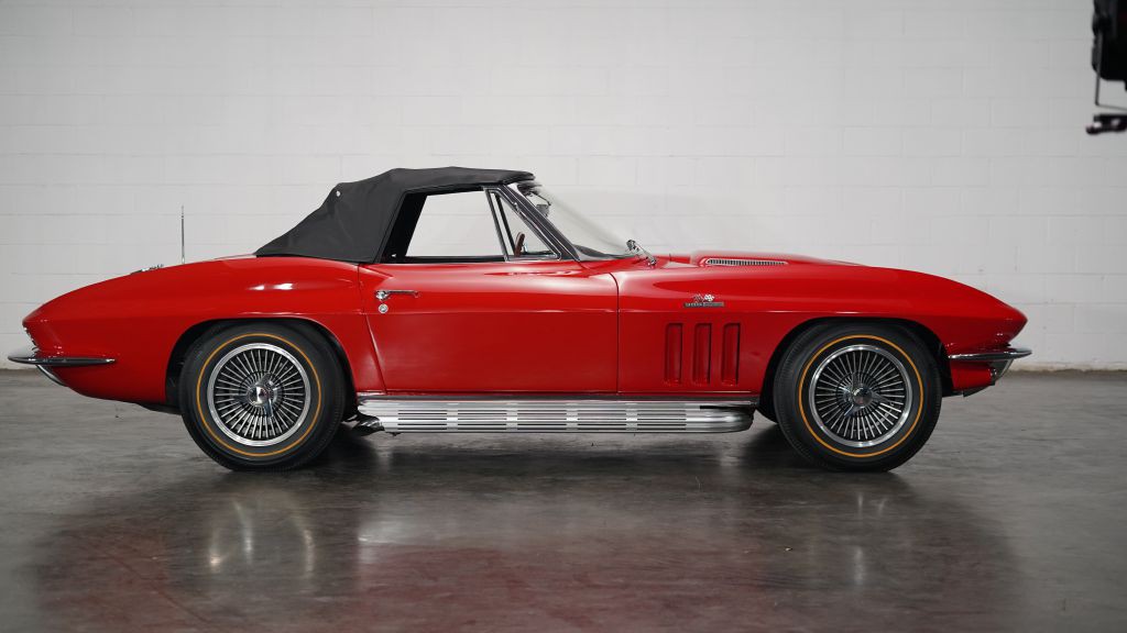 1965 Chevrolet Corvette Image 11