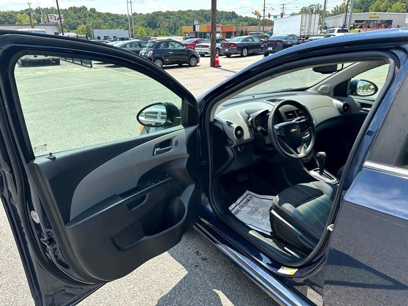 2015 Chevrolet Sonic Image 8