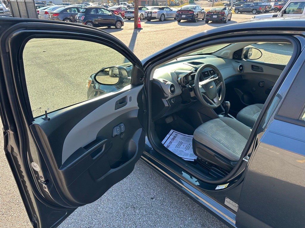 2016 Chevrolet Sonic Image 9