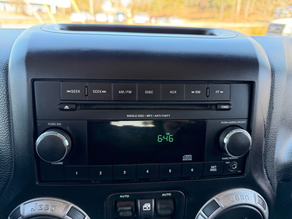 2012 Jeep Wrangler Unlimited Image 21