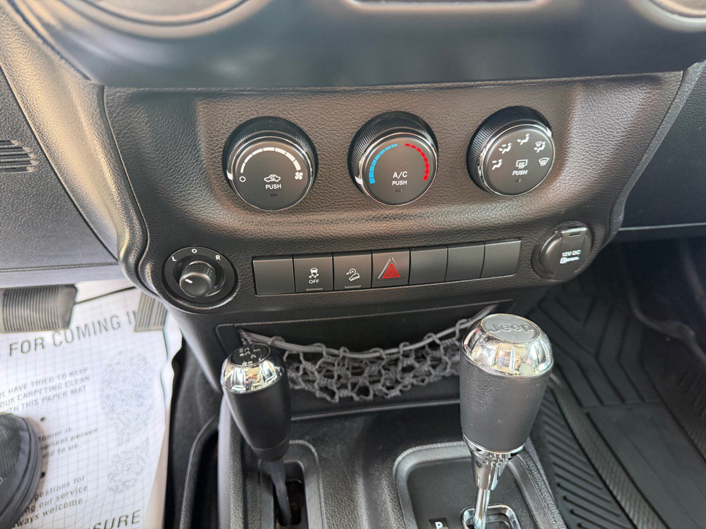 2012 Jeep Wrangler Image 16