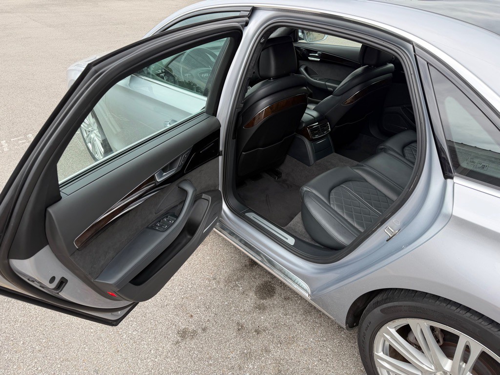 2015 Audi A8 Image 11