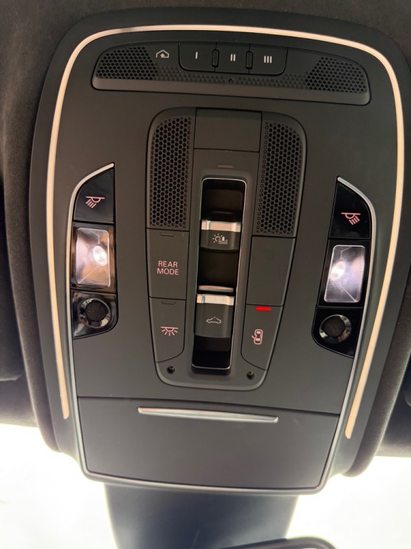 2015 Audi A8 Image 25